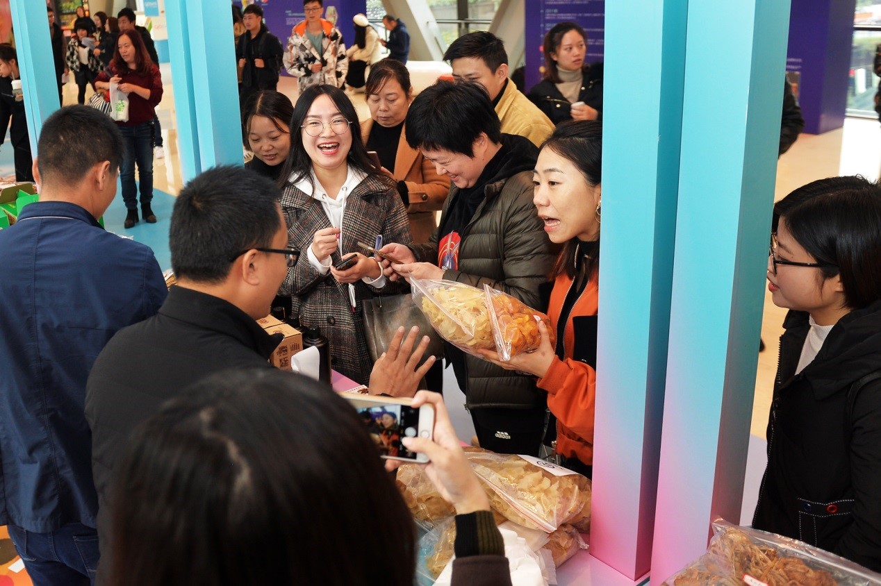  “龙湖年货”千万捐赠温暖出发<br/>爱心农产品首度抱团走入重庆最大商业中心
